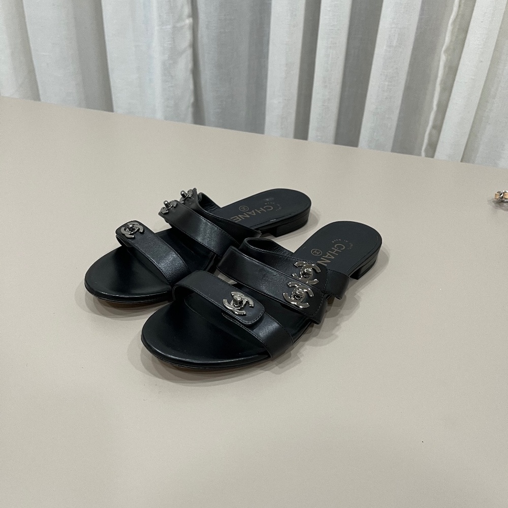 ClASSIC CHANEL SANDALS